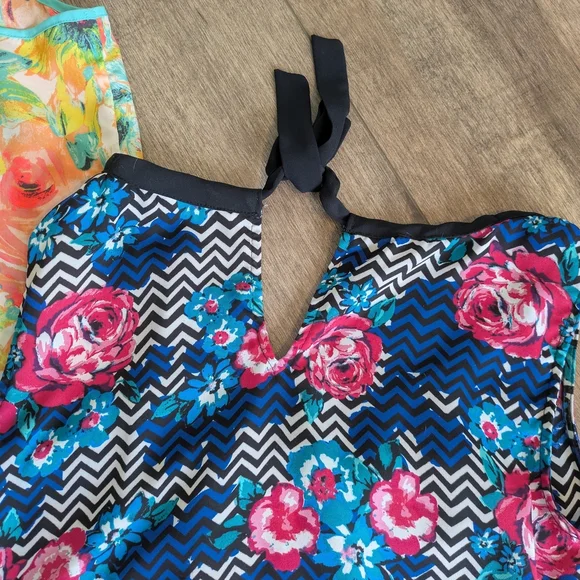 Bundle Of Candie's Set Of 3 Tank Tops Like New - Picture 8 of 11